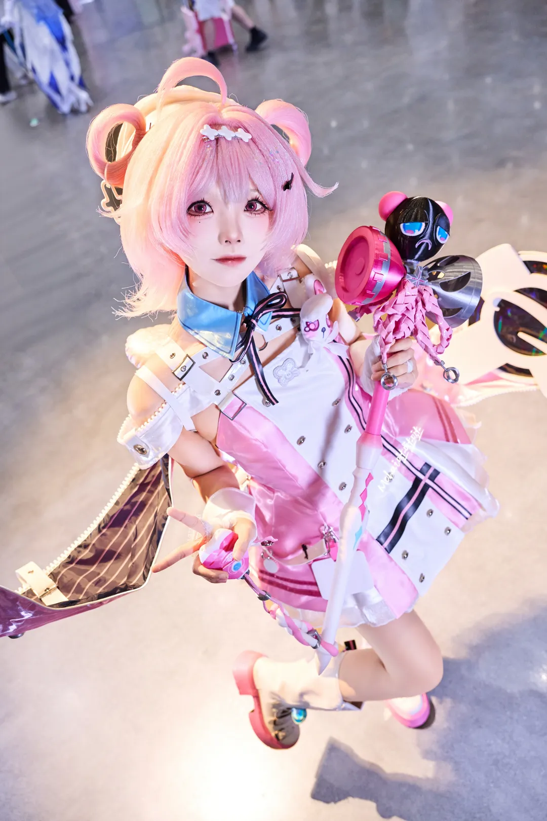 【小吱cos】异环粉爪银行大堂经理来漫展啦 - 第 3 张