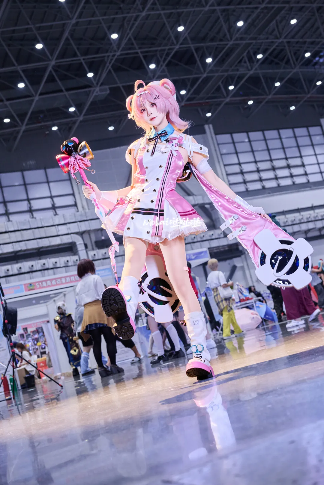 【小吱cos】异环粉爪银行大堂经理来漫展啦 - 第 4 张