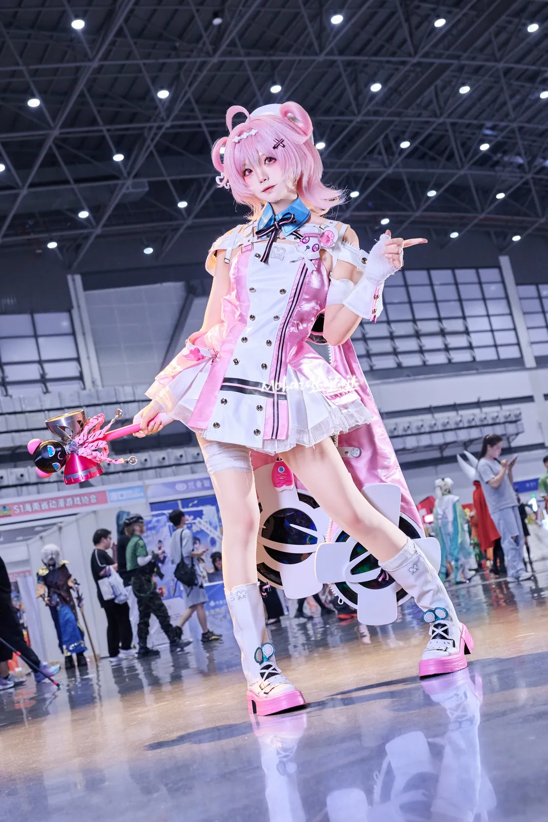 【小吱cos】异环粉爪银行大堂经理来漫展啦 - 第 5 张