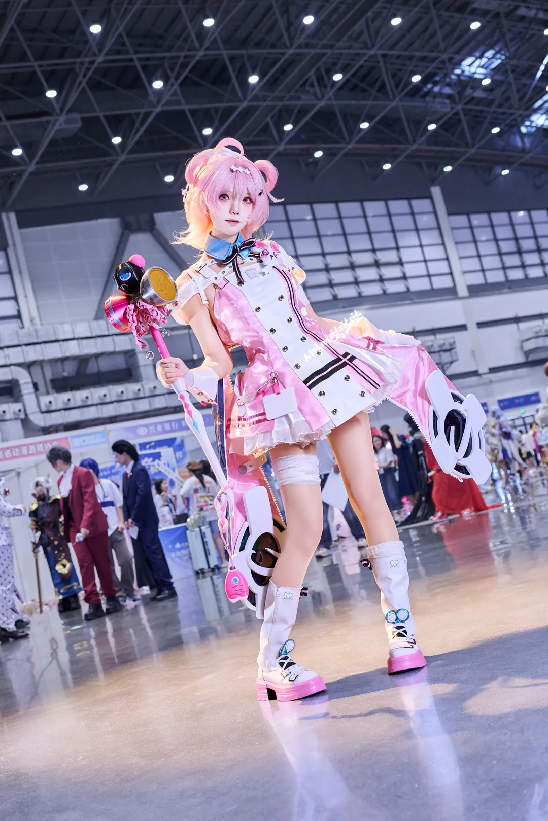 【小吱cos】异环粉爪银行大堂经理来漫展啦 - 第 6 张