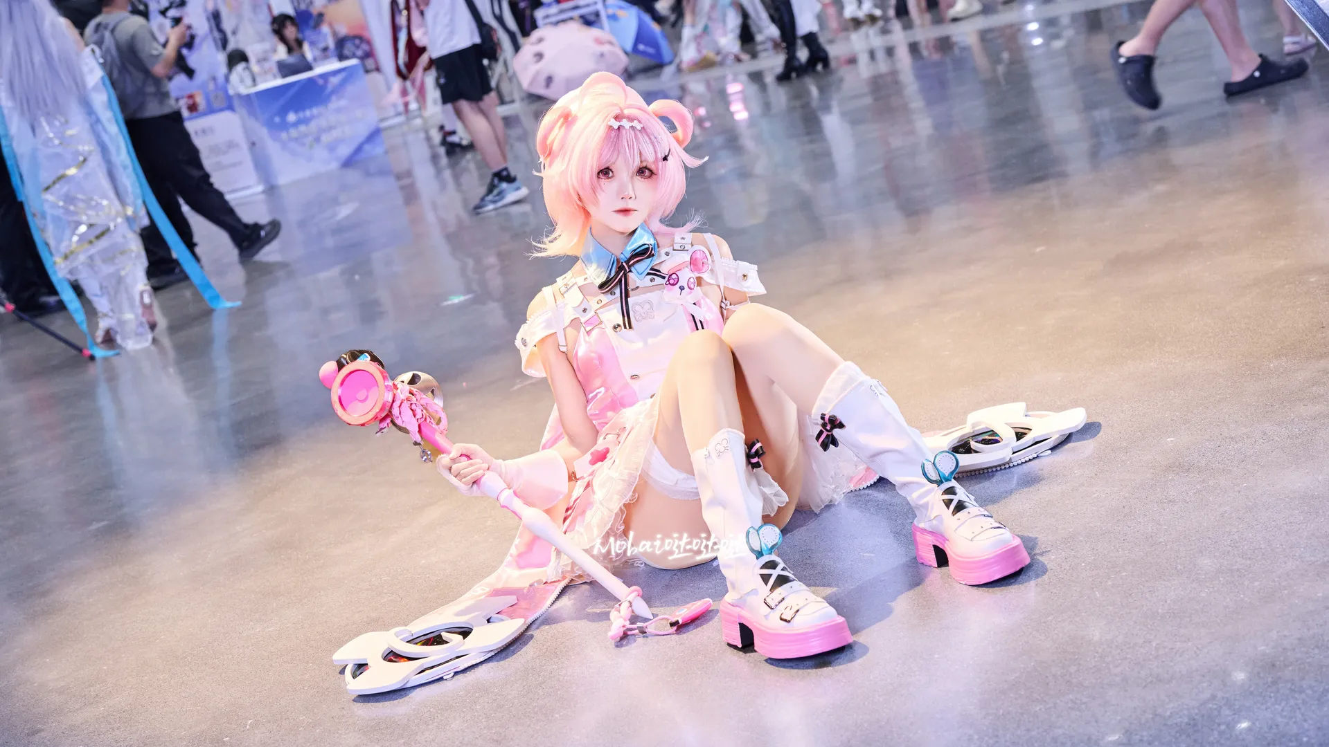 【小吱cos】异环粉爪银行大堂经理来漫展啦 - 第 7 张
