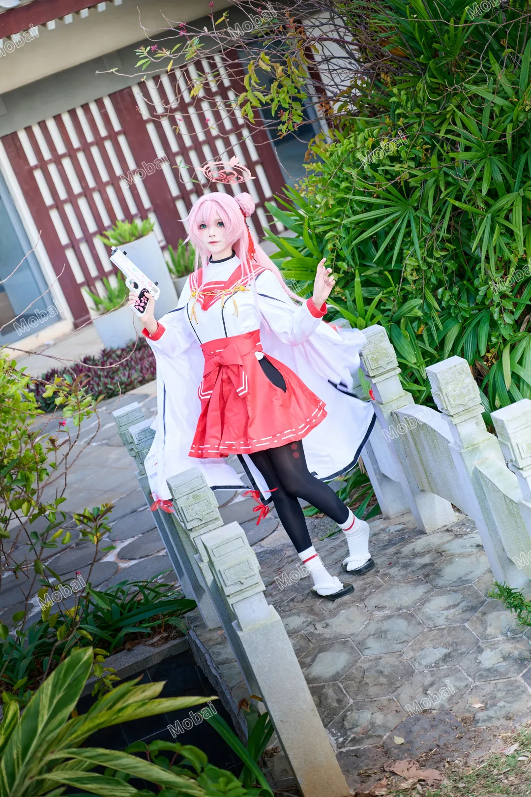 【水羽三森cos】蔚蓝档案里的温柔心动，黑丝与红裙的绝佳搭配 - 第 4 张