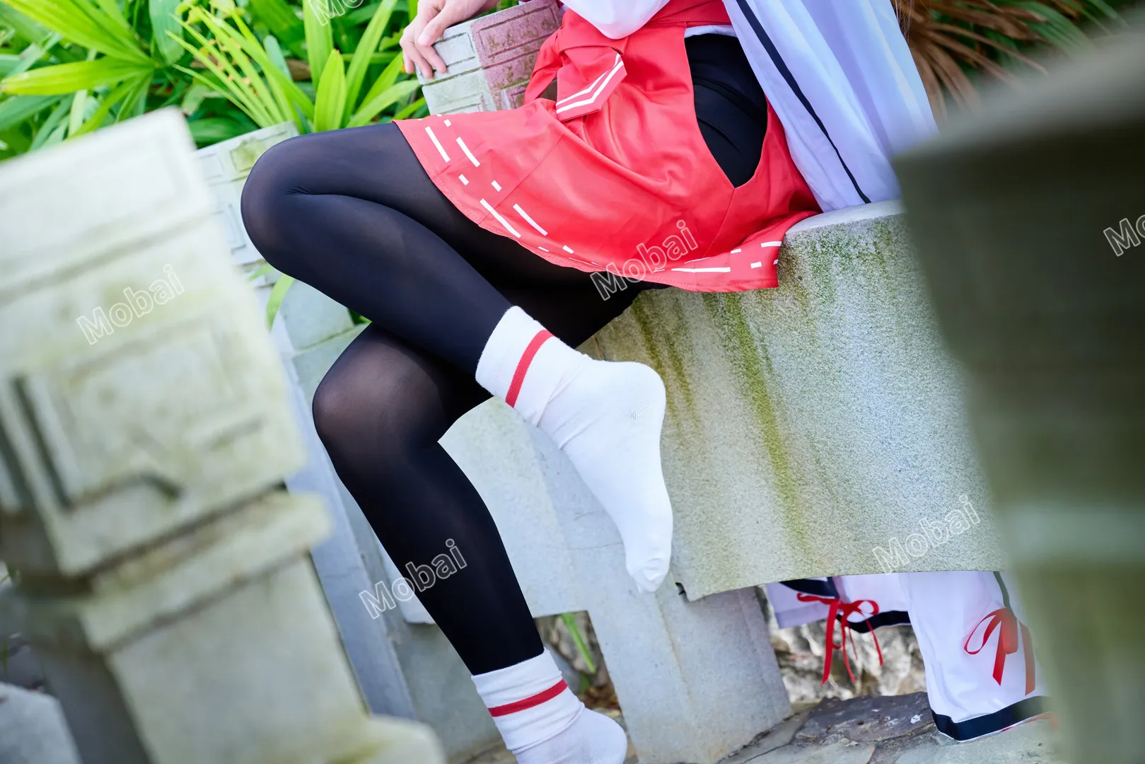 【水羽三森cos】蔚蓝档案里的温柔心动，黑丝与红裙的绝佳搭配 - 第 5 张