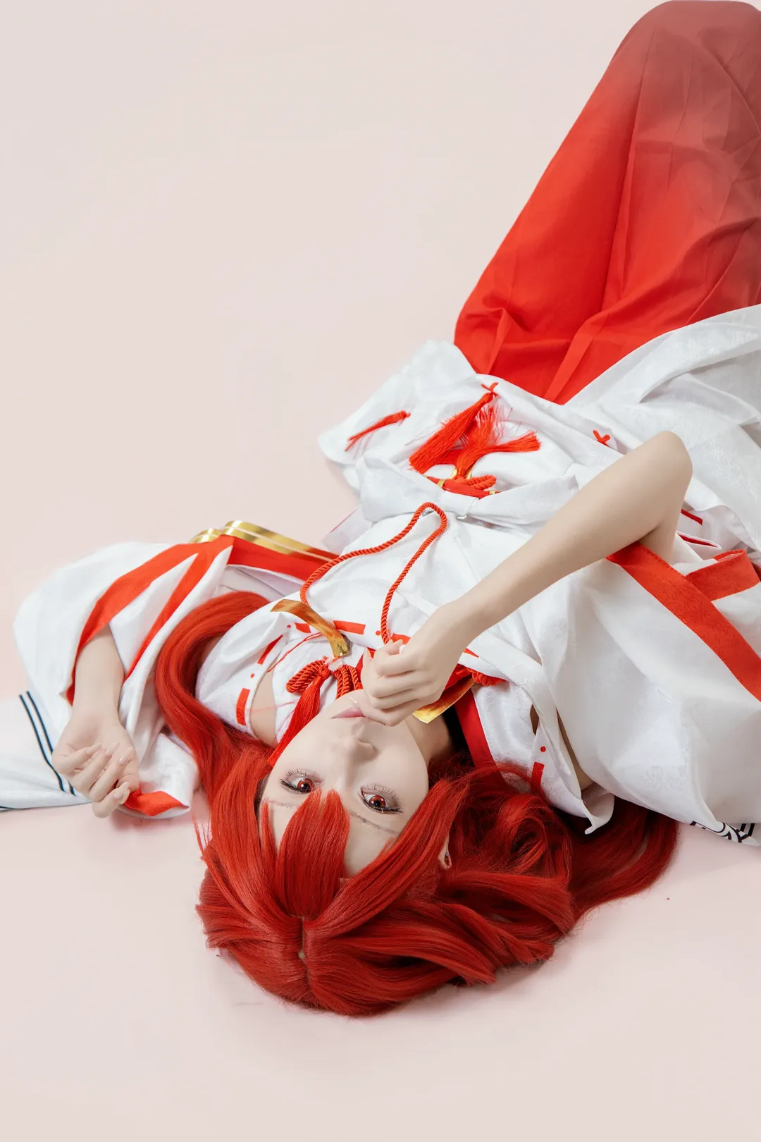 【上杉绘梨衣cos】红发巫女服的精髓在于眼神和姿态 - 第 1 张