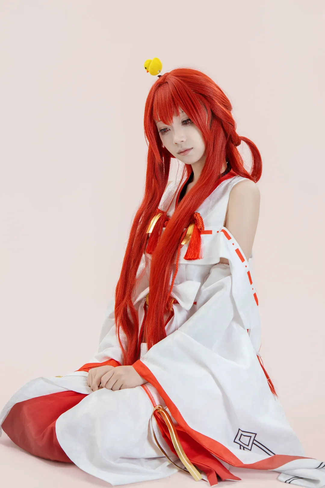 【上杉绘梨衣cos】红发巫女服的精髓在于眼神和姿态 - 第 3 张
