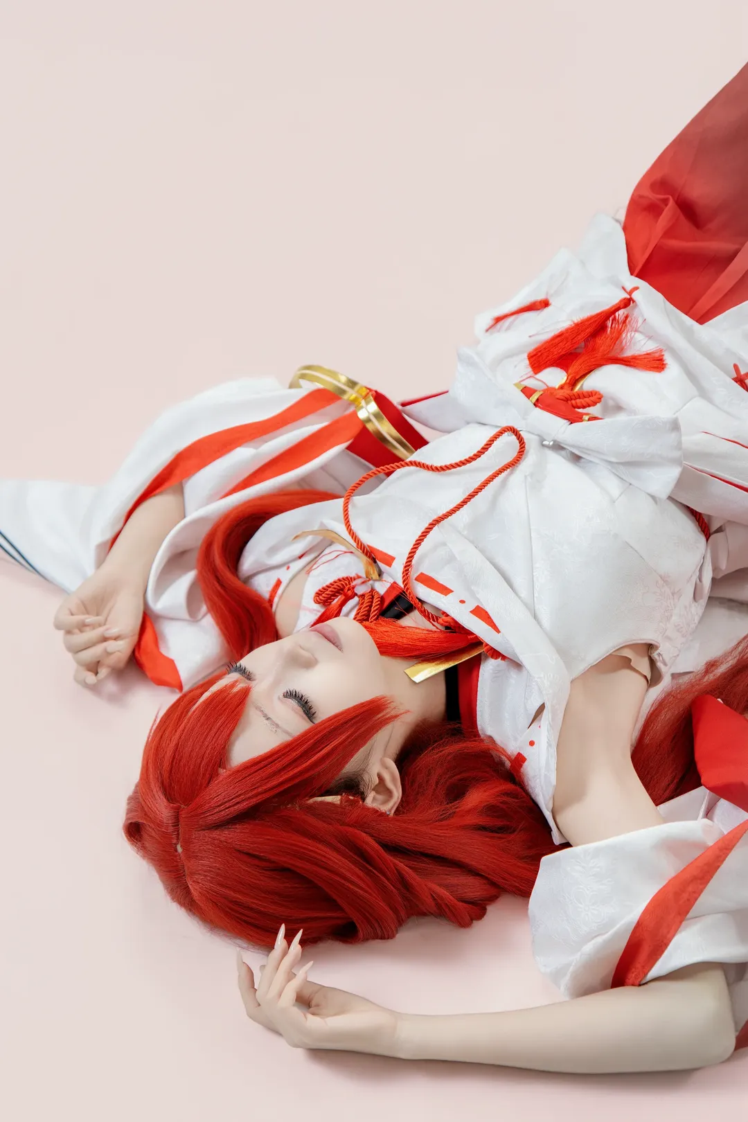 【上杉绘梨衣cos】红发巫女服的精髓在于眼神和姿态 - 第 4 张