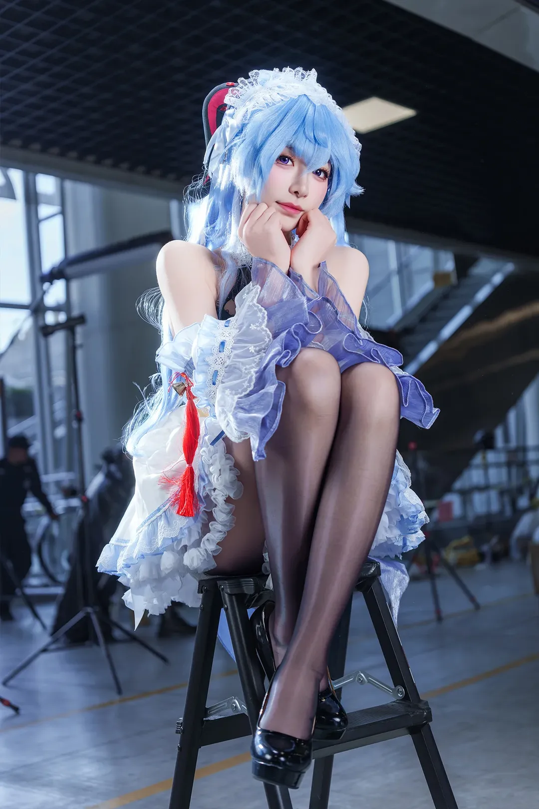 【甘雨cos】原神女僕裝，黑絲紅底高跟鞋的漫展場照分享 - 第 1 張
