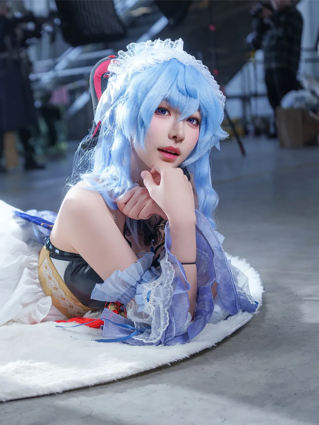 【甘雨cos】原神女僕裝，黑絲紅底高跟鞋的漫展場照分享 - 第 3 張