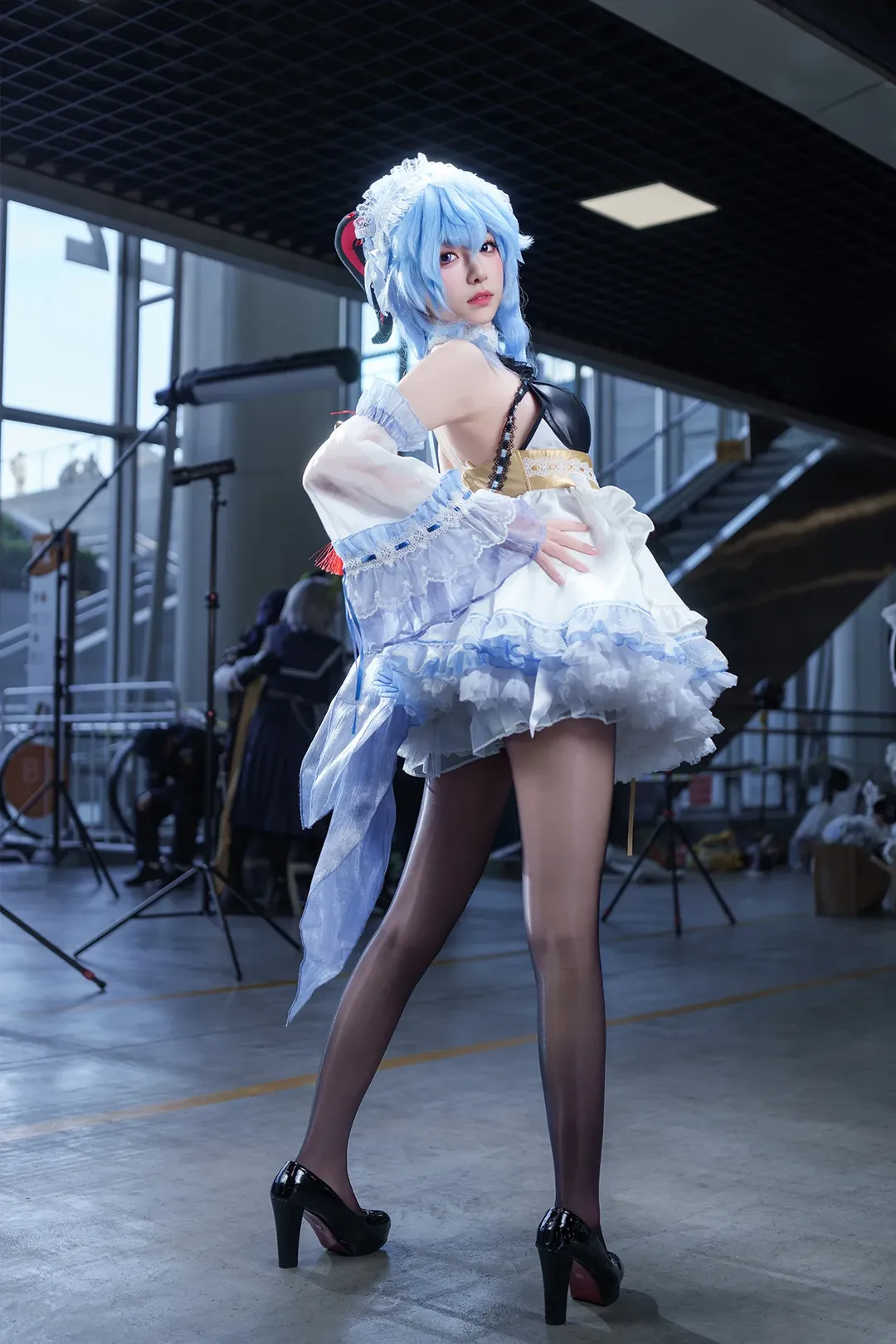 【甘雨cos】原神女僕裝，黑絲紅底高跟鞋的漫展場照分享 - 第 4 張