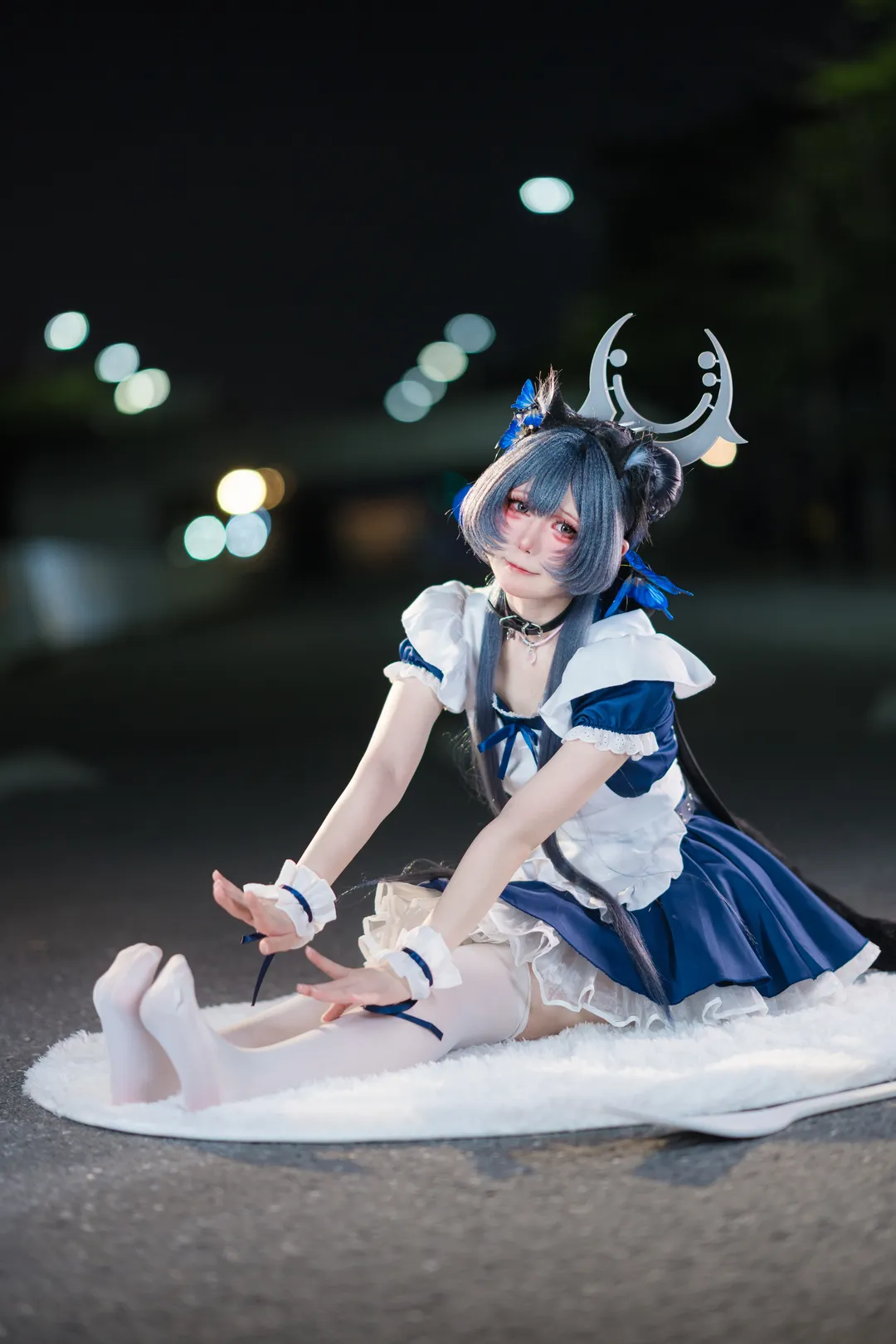 【妃咲cos】蔚蓝档案夜景漫展返图，蓝白女仆装与巨型叉子 - 第 1 张
