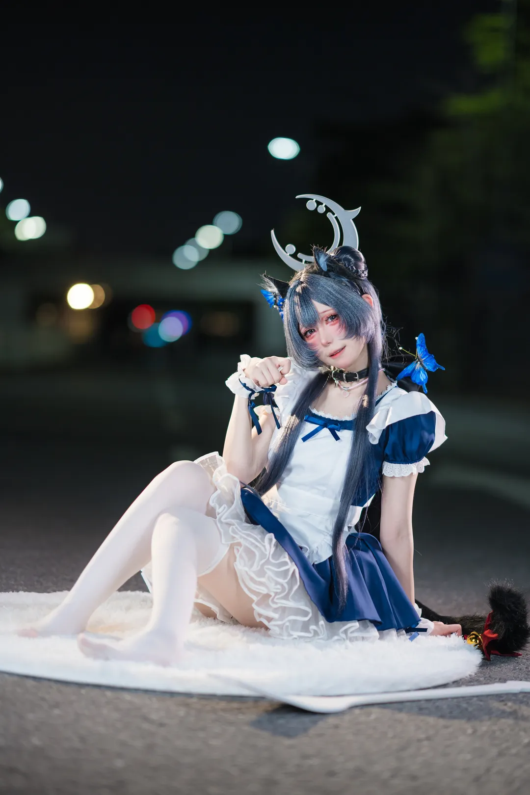 【妃咲cos】蔚蓝档案夜景漫展返图，蓝白女仆装与巨型叉子 - 第 4 张