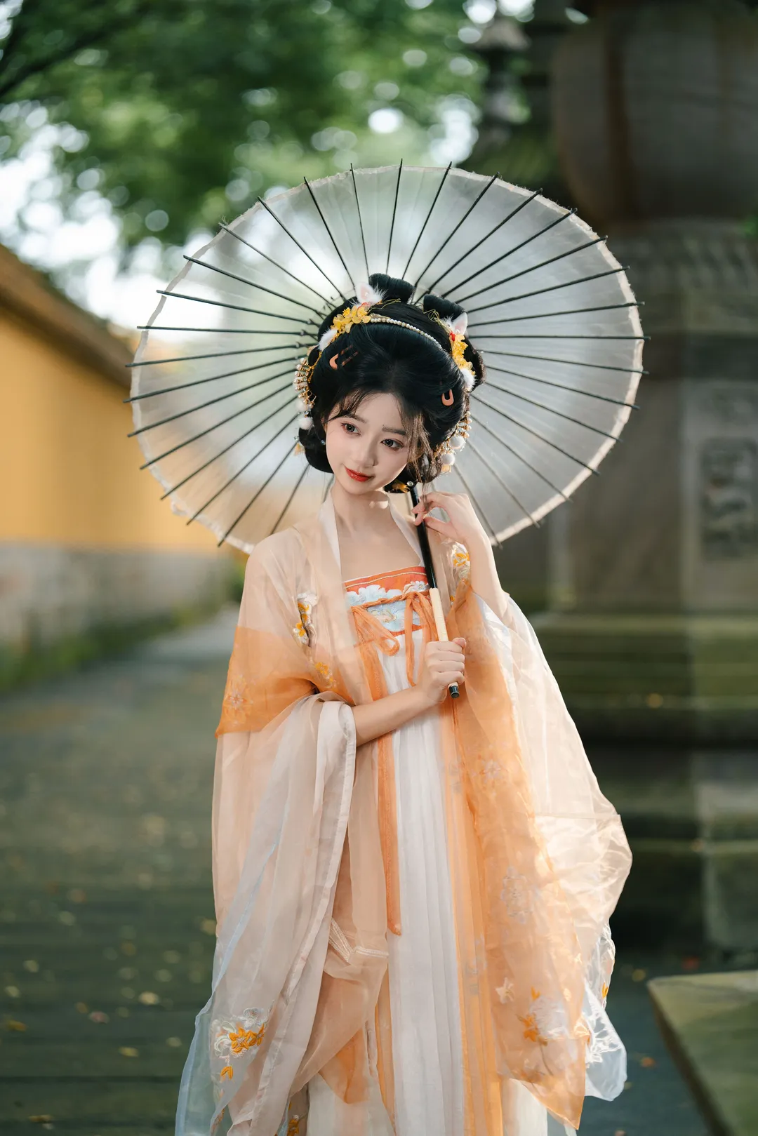 古风写真，黄墙圆门下的清冷美人 - 第 1 张