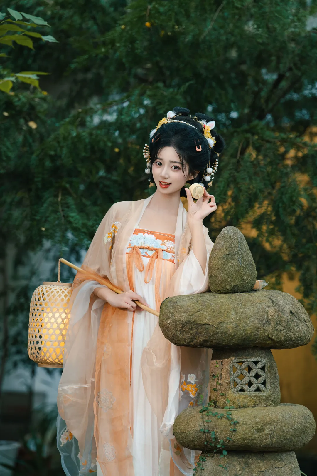 古风写真，黄墙圆门下的清冷美人 - 第 10 张