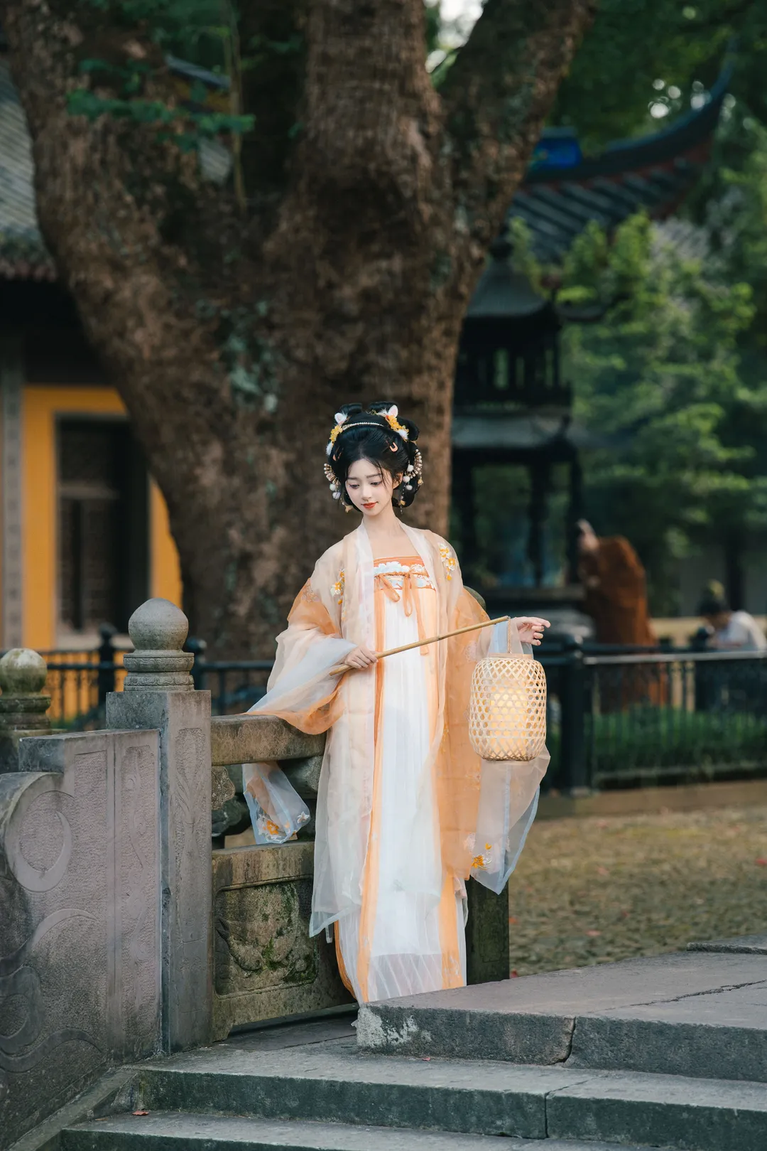 古风写真，黄墙圆门下的清冷美人 - 第 11 张