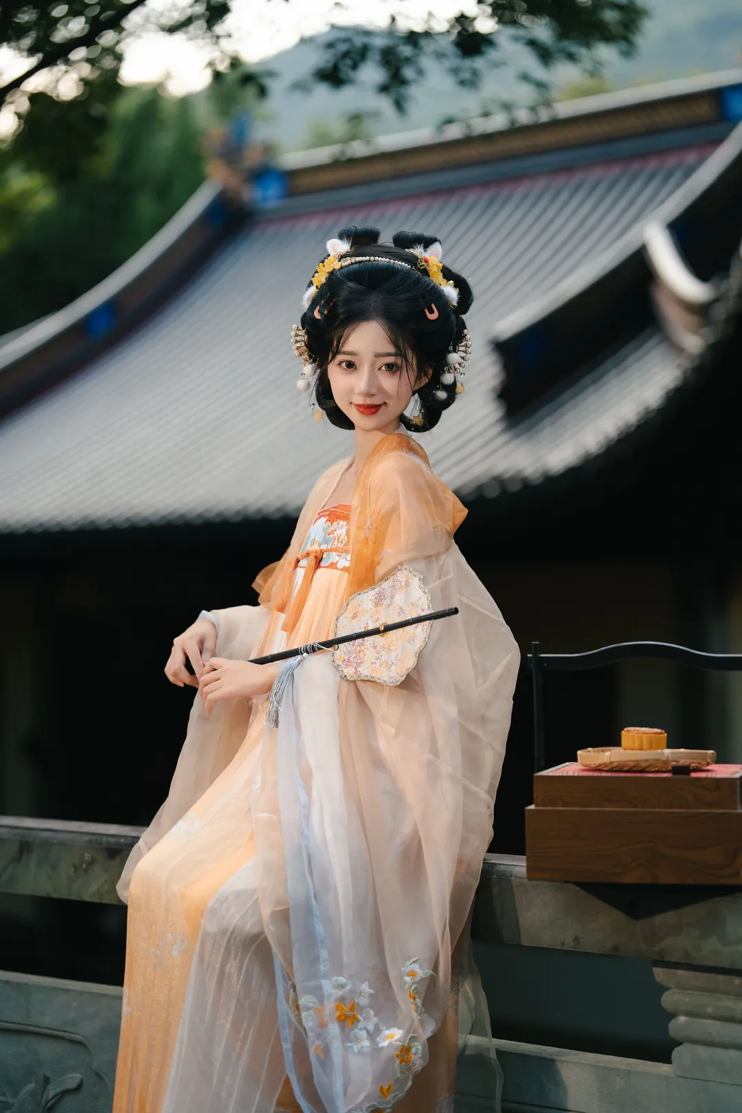 古风写真，黄墙圆门下的清冷美人 - 第 14 张