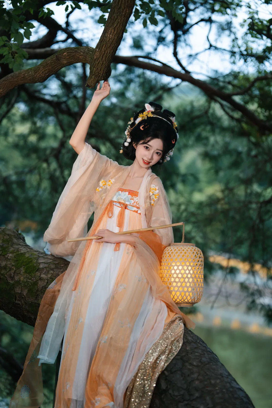 古风写真，黄墙圆门下的清冷美人 - 第 16 张