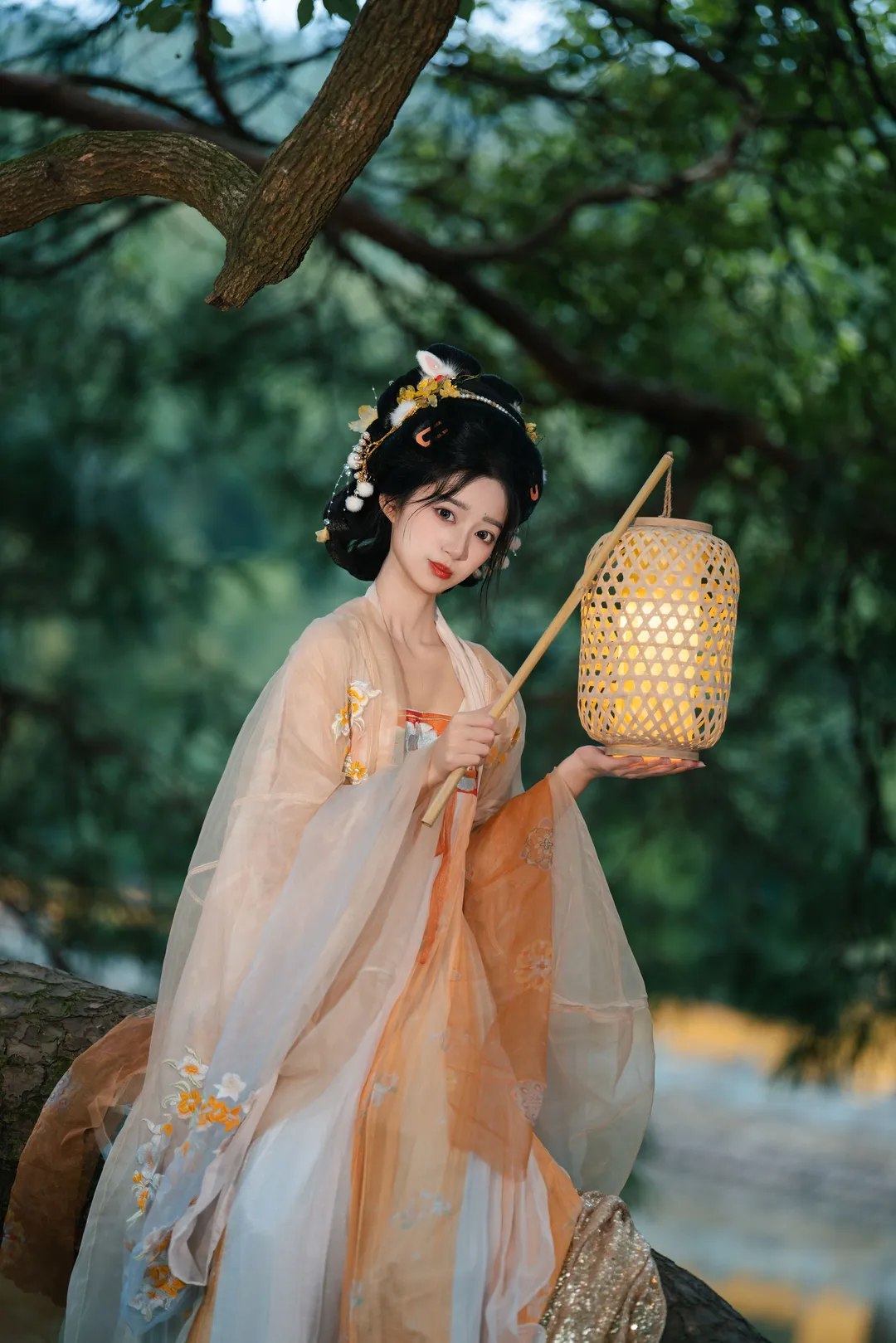 古风写真，黄墙圆门下的清冷美人 - 第 18 张