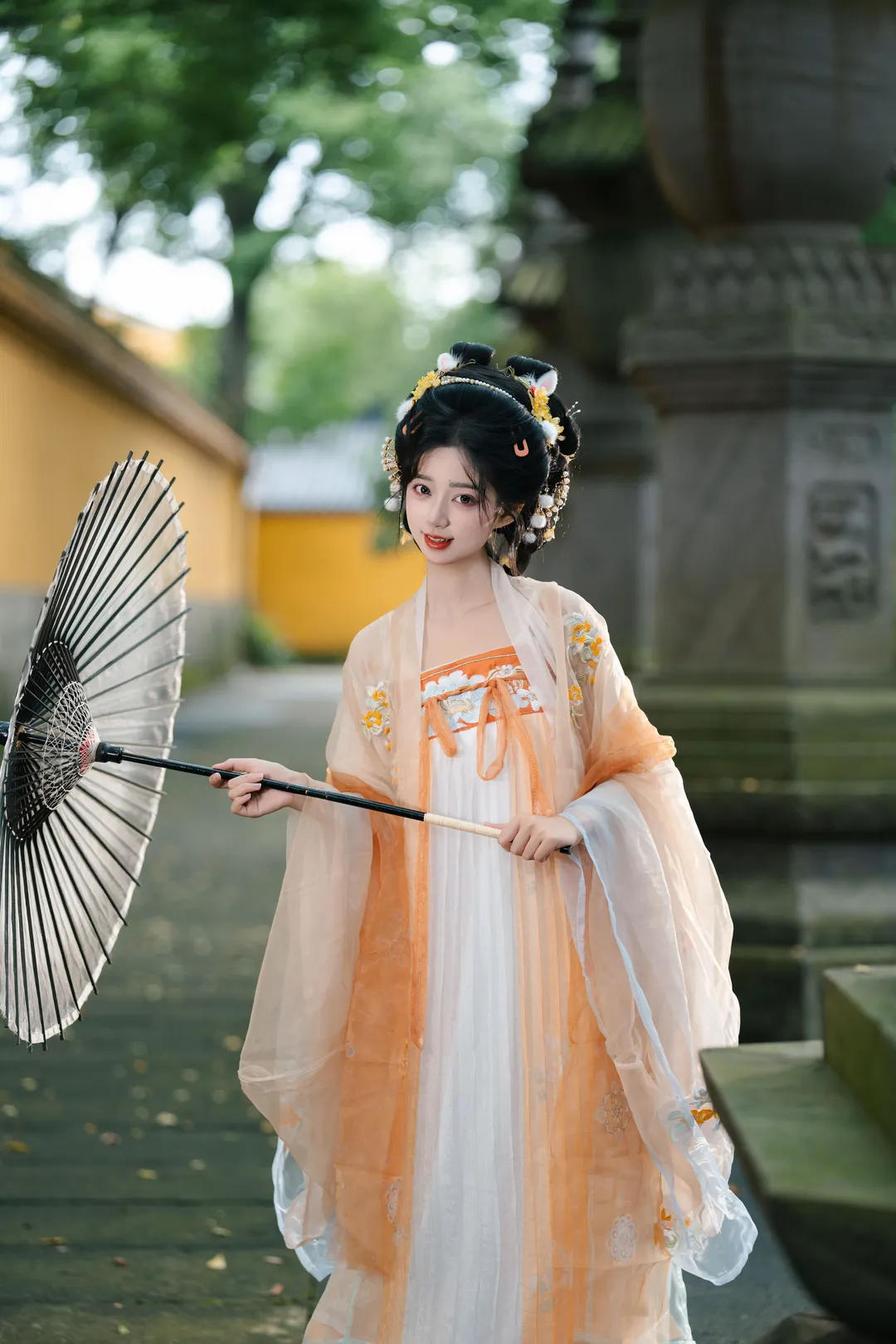 古风写真，黄墙圆门下的清冷美人 - 第 2 张