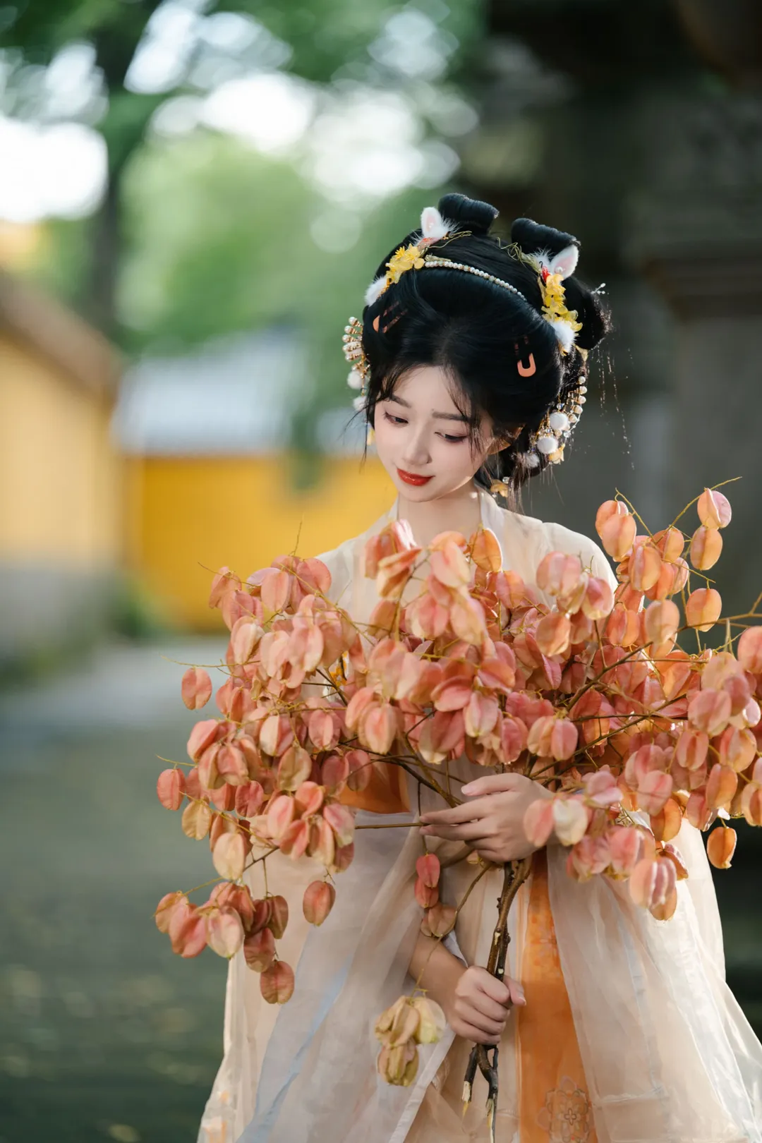 古风写真，黄墙圆门下的清冷美人 - 第 3 张