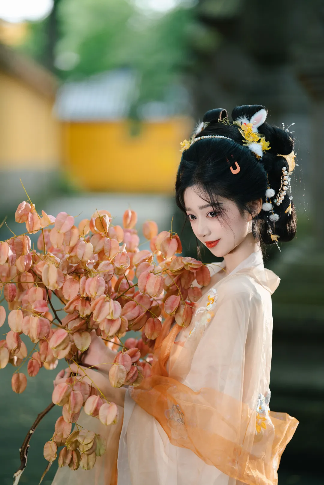 古风写真，黄墙圆门下的清冷美人 - 第 4 张