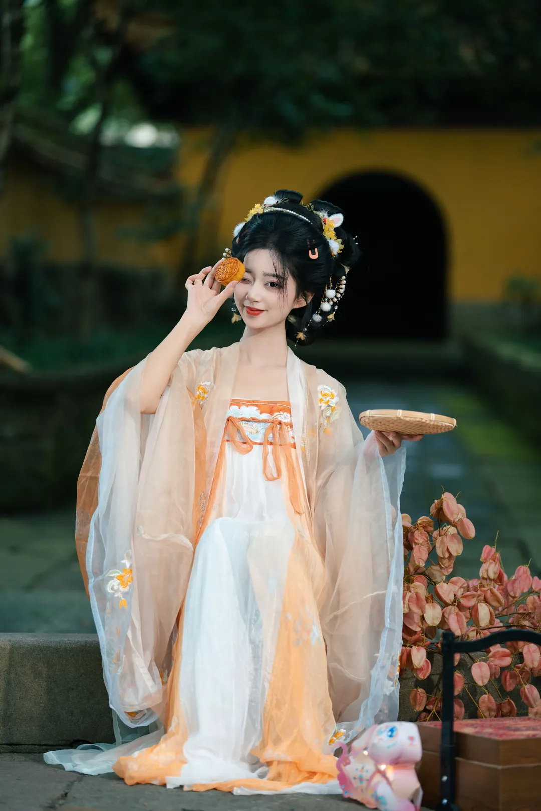 古风写真，黄墙圆门下的清冷美人 - 第 5 张