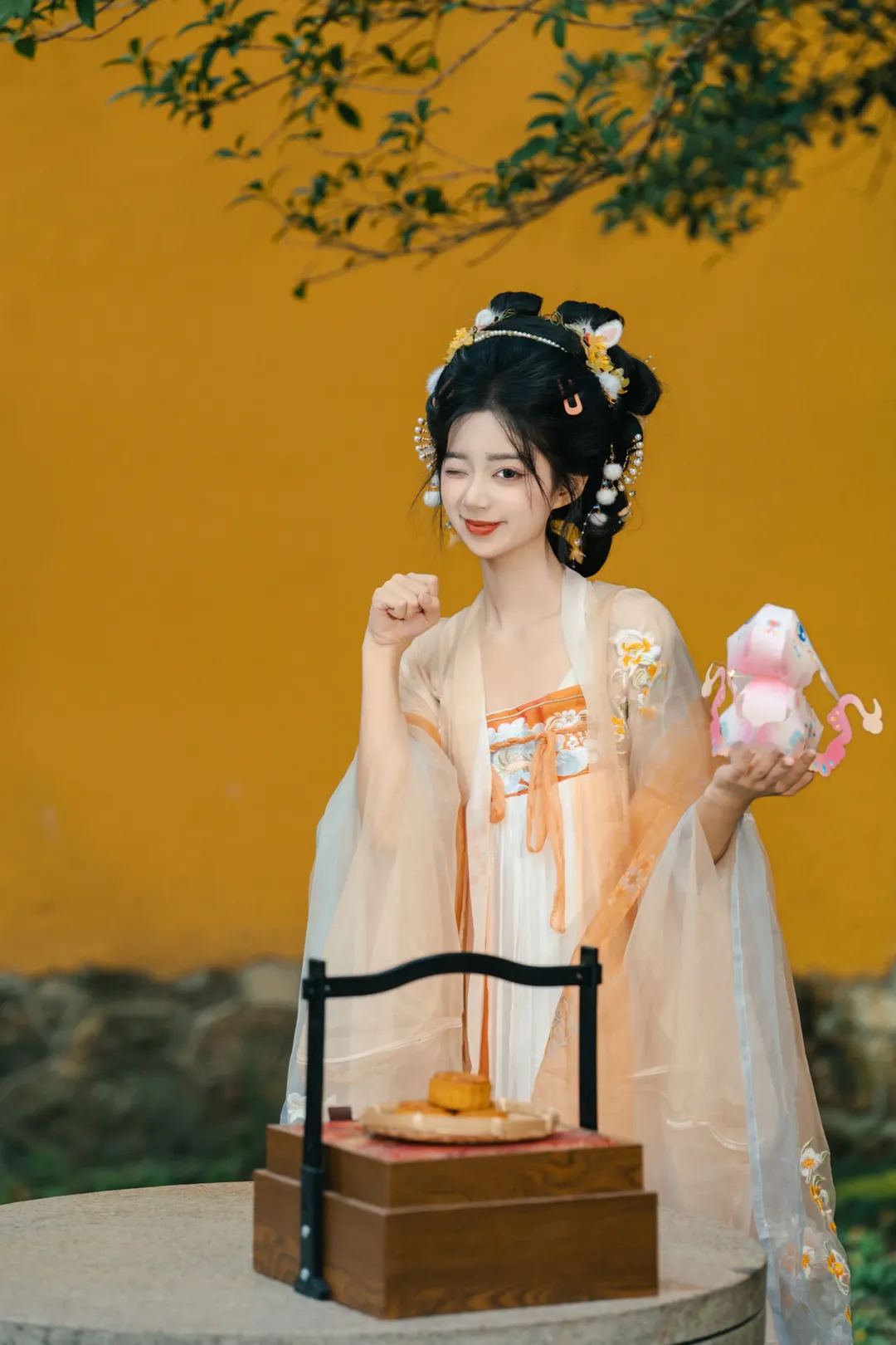 古风写真，黄墙圆门下的清冷美人 - 第 6 张