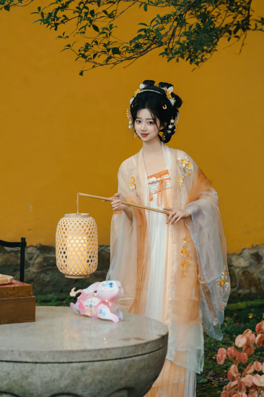 古风写真，黄墙圆门下的清冷美人 - 第 7 张