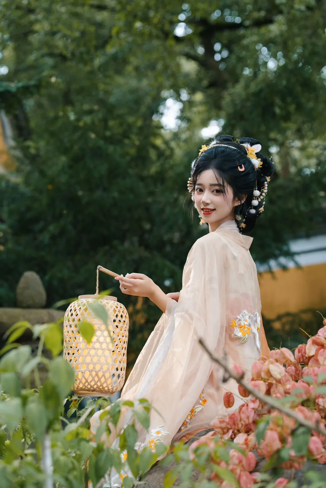 古风写真，黄墙圆门下的清冷美人 - 第 9 张