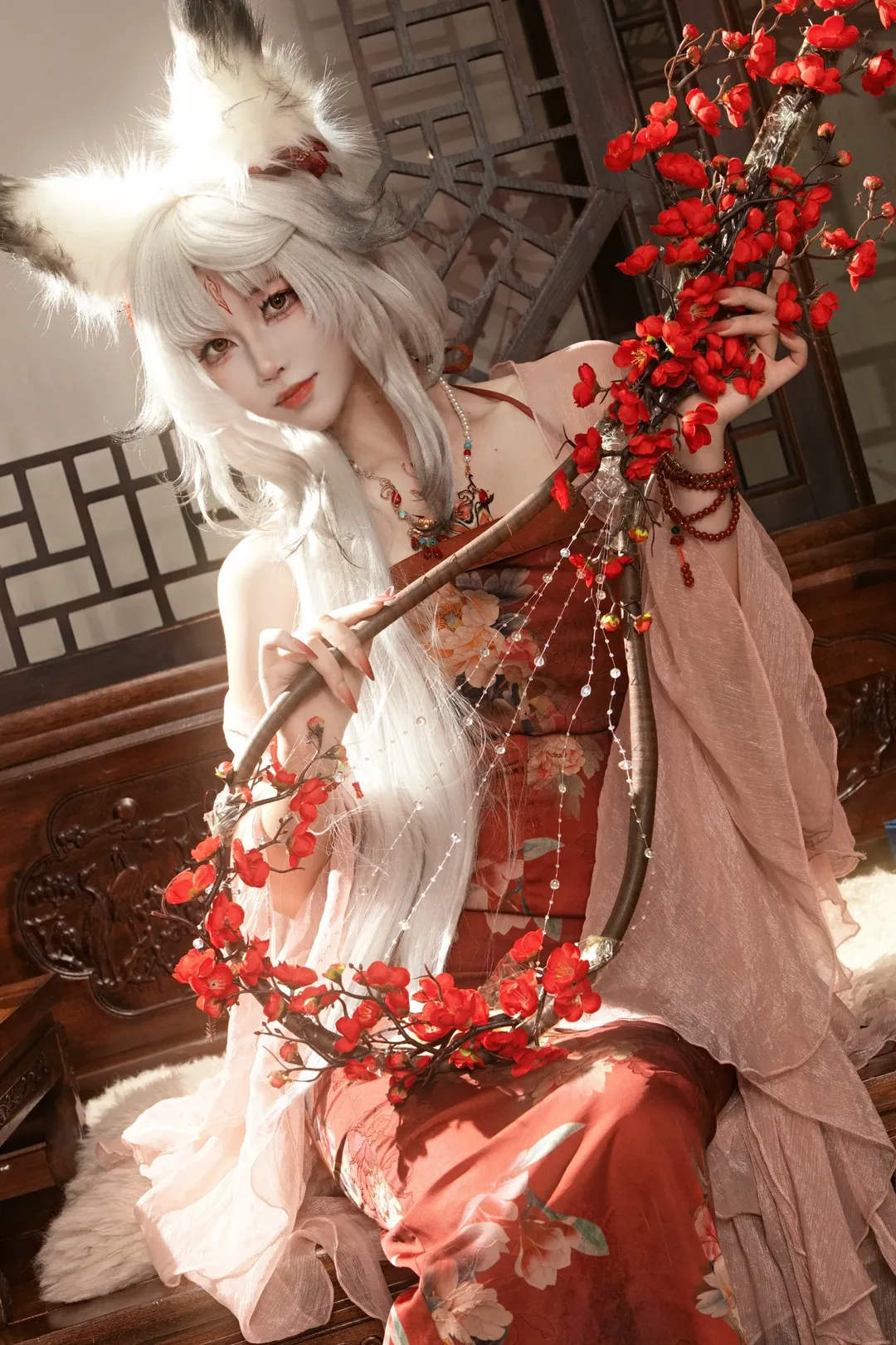 【心月狐cos】鸣潮心月狐心私设，红裙白发的国风魅惑 - 第 1 张