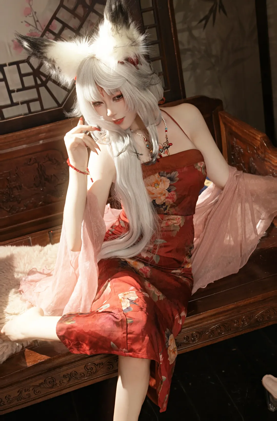 【心月狐cos】鸣潮心月狐心私设，红裙白发的国风魅惑 - 第 2 张
