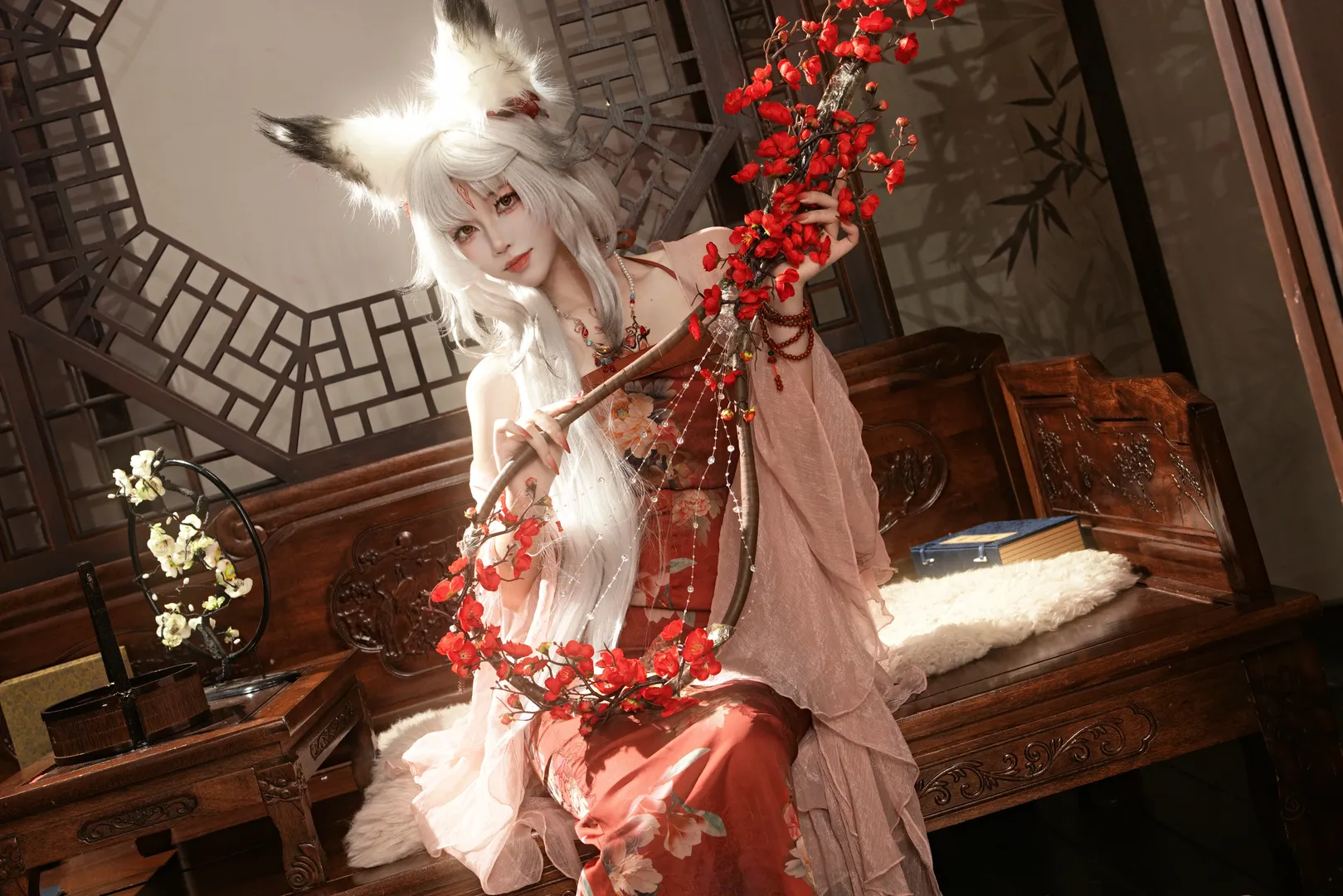 【心月狐cos】鸣潮心月狐心私设，红裙白发的国风魅惑 - 第 4 张