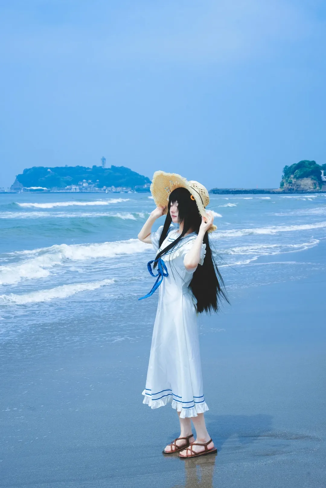 【上坂茅羽耶cos】夏空彼方海边的白色裙摆 - 第 1 张