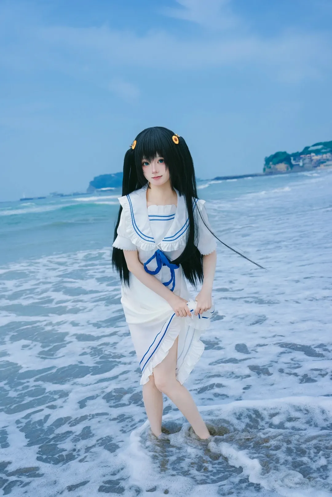 【上坂茅羽耶cos】夏空彼方海边的白色裙摆 - 第 2 张