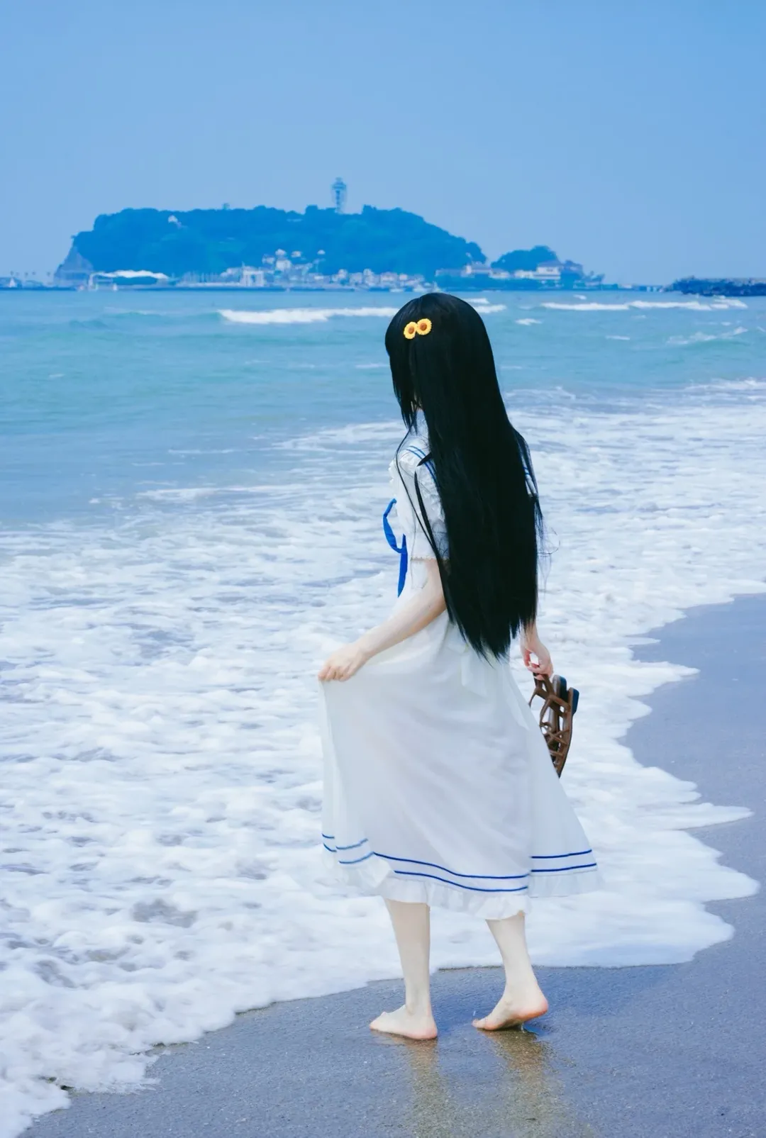 【上坂茅羽耶cos】夏空彼方海边的白色裙摆 - 第 3 张
