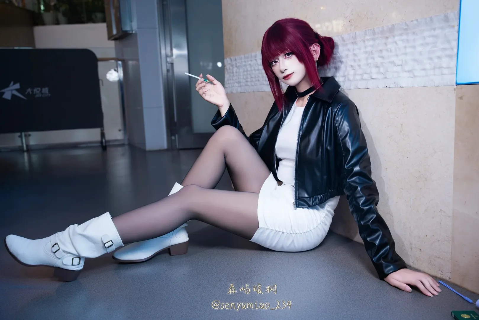 田山小姐cos 超市后门吞云吐雾的黑皮衣与黑丝长腿 - 第 3 张