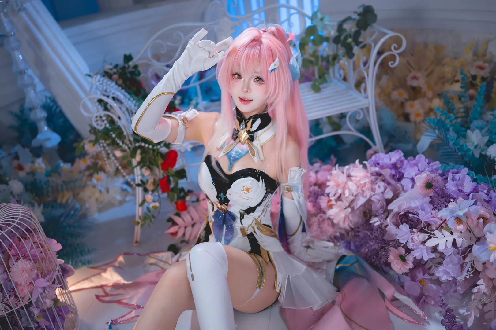 【愛彌斯cos】鳴潮粉發少女的夢幻花海寫真 - 第 5 張