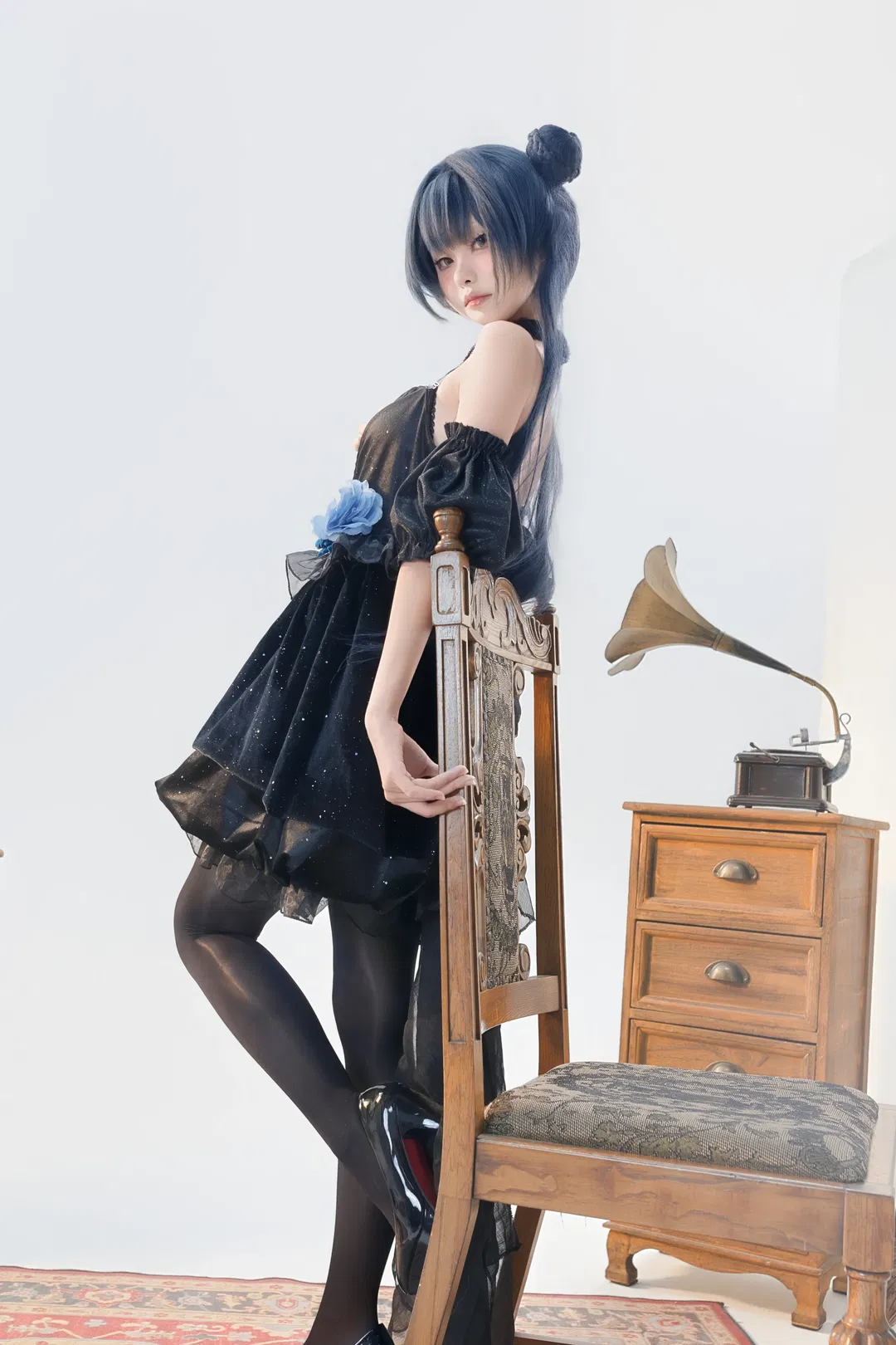 【妃咲cos】蔚藍檔案五週年禮服，黑絲與復古道具的場景碰撞 - 第 3 張