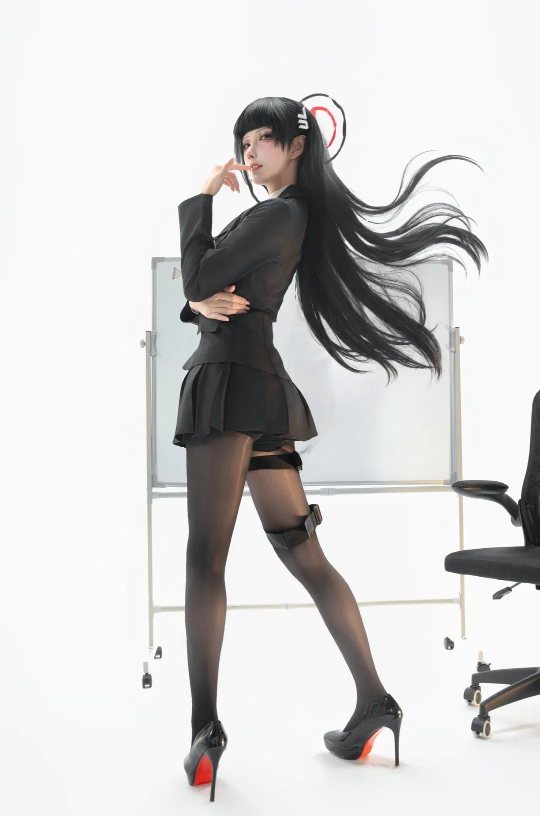 【调月莉音cos】蔚蓝档案黑丝OL制服，会长气场全开 - 第 3 张