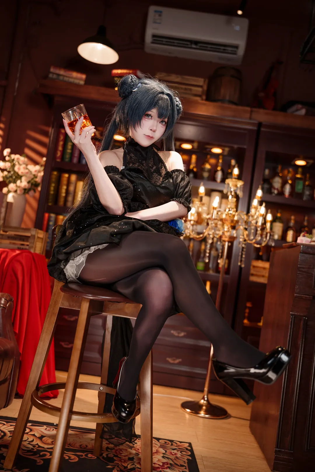 【龙华妃咲cos】蔚蓝档案的暗黑礼服，配黑丝和光影太有质感了 - 第 1 张