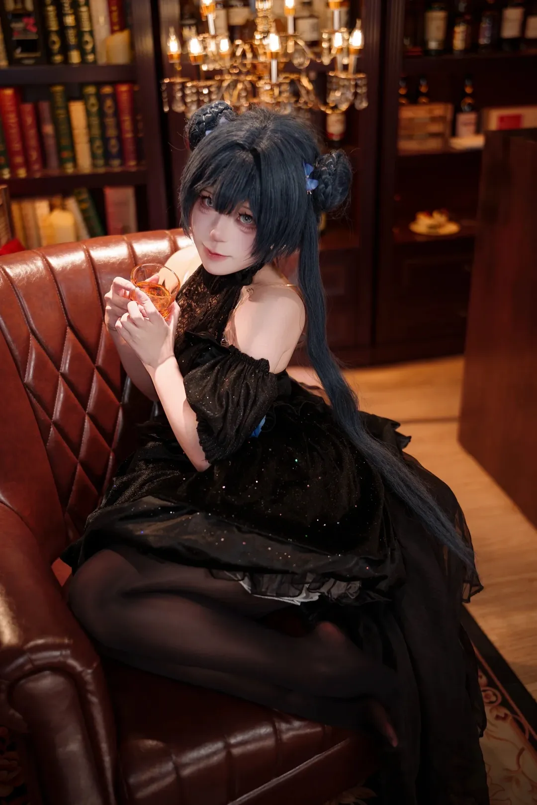 【龙华妃咲cos】蔚蓝档案的暗黑礼服，配黑丝和光影太有质感了 - 第 3 张