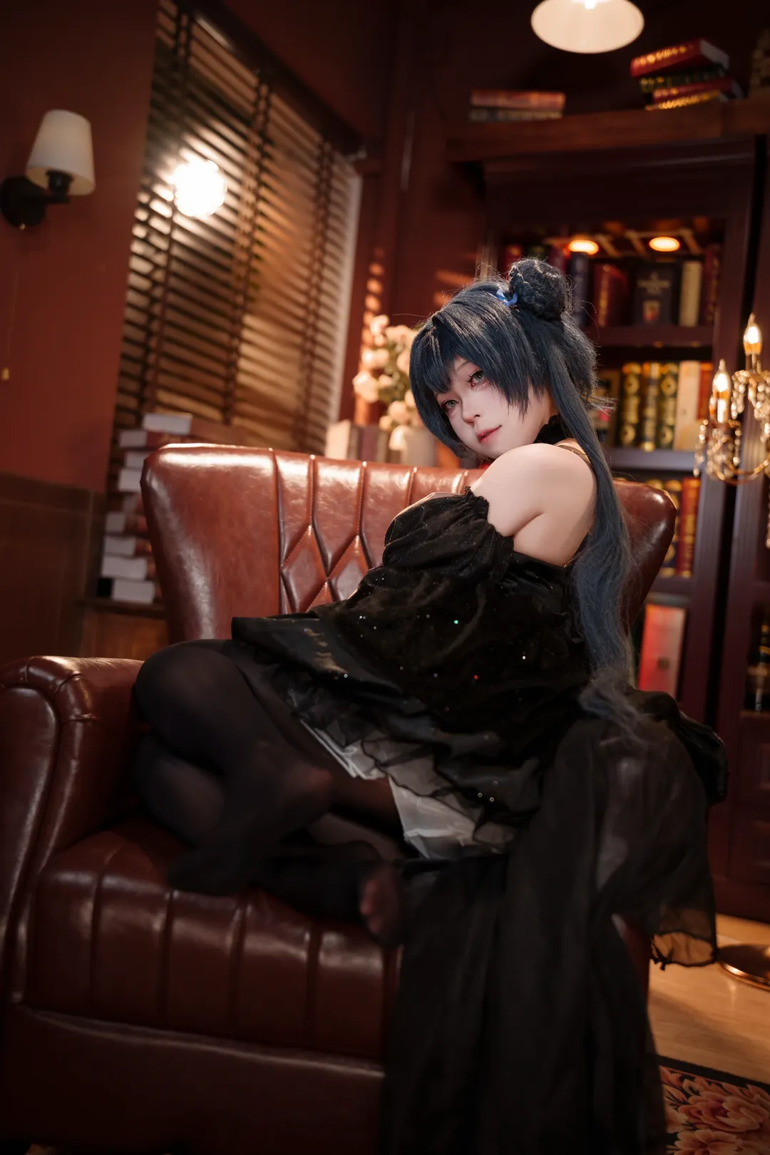 【龙华妃咲cos】蔚蓝档案的暗黑礼服，配黑丝和光影太有质感了 - 第 5 张