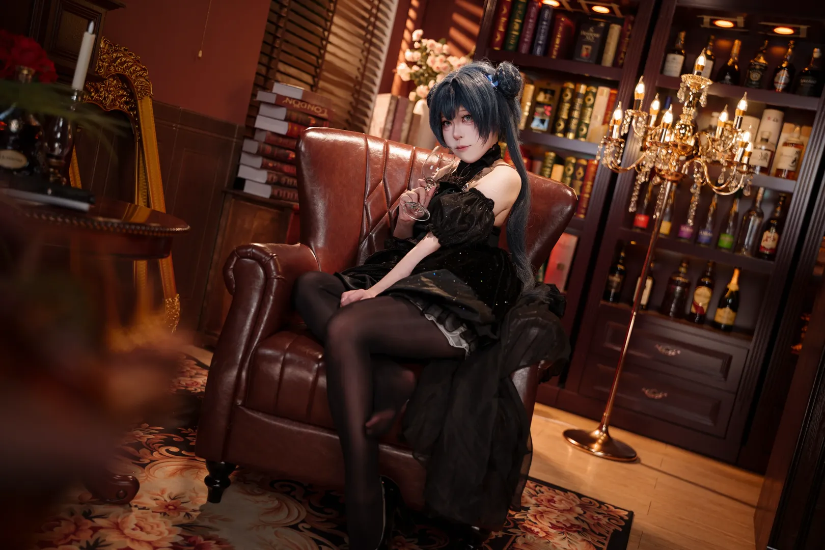 【龙华妃咲cos】蔚蓝档案的暗黑礼服，配黑丝和光影太有质感了 - 第 6 张