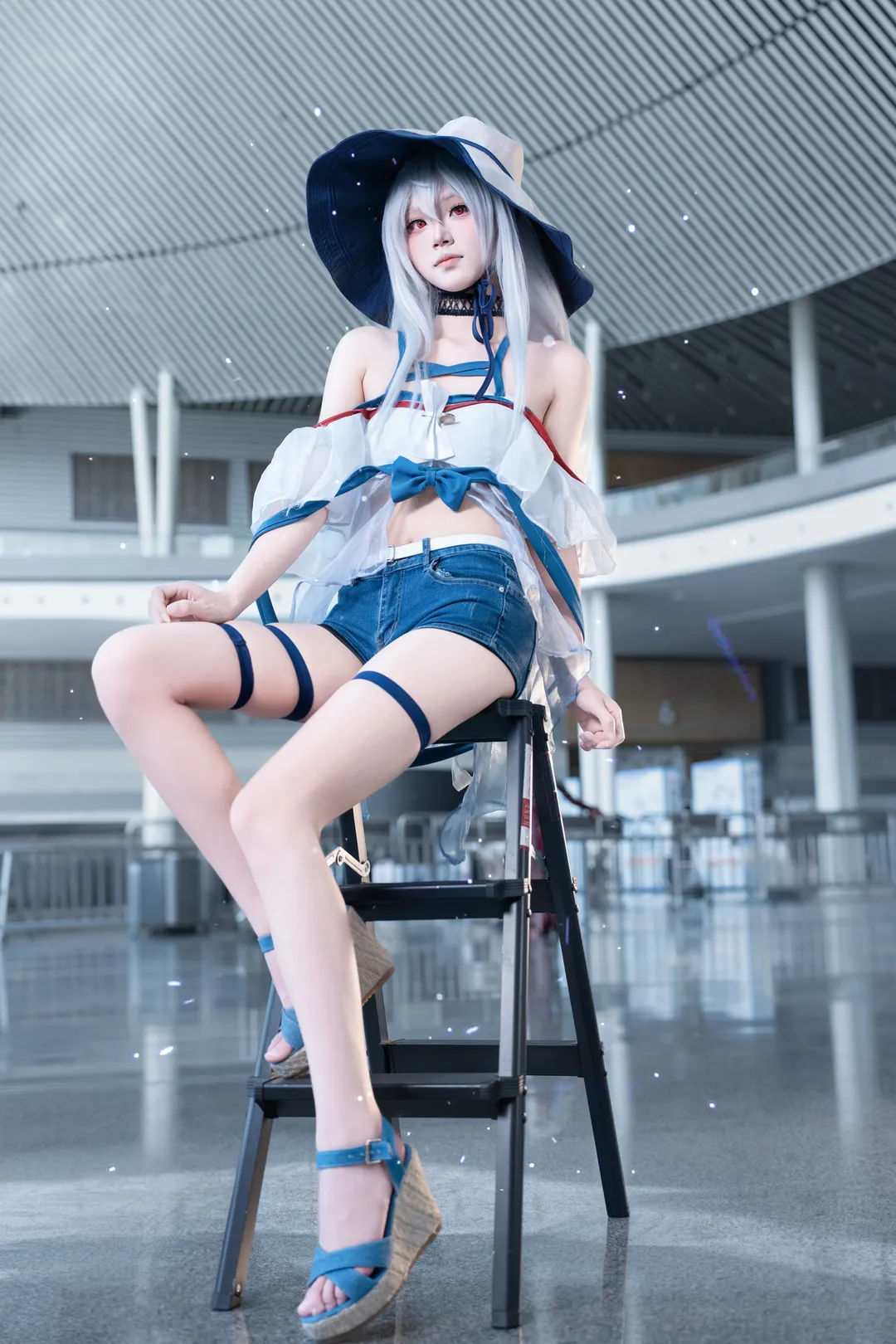 【斯卡蒂cos】成都世界线场照反图，蓝白配色与红色鲸鱼道具的夏日碰撞 - 第 1 张