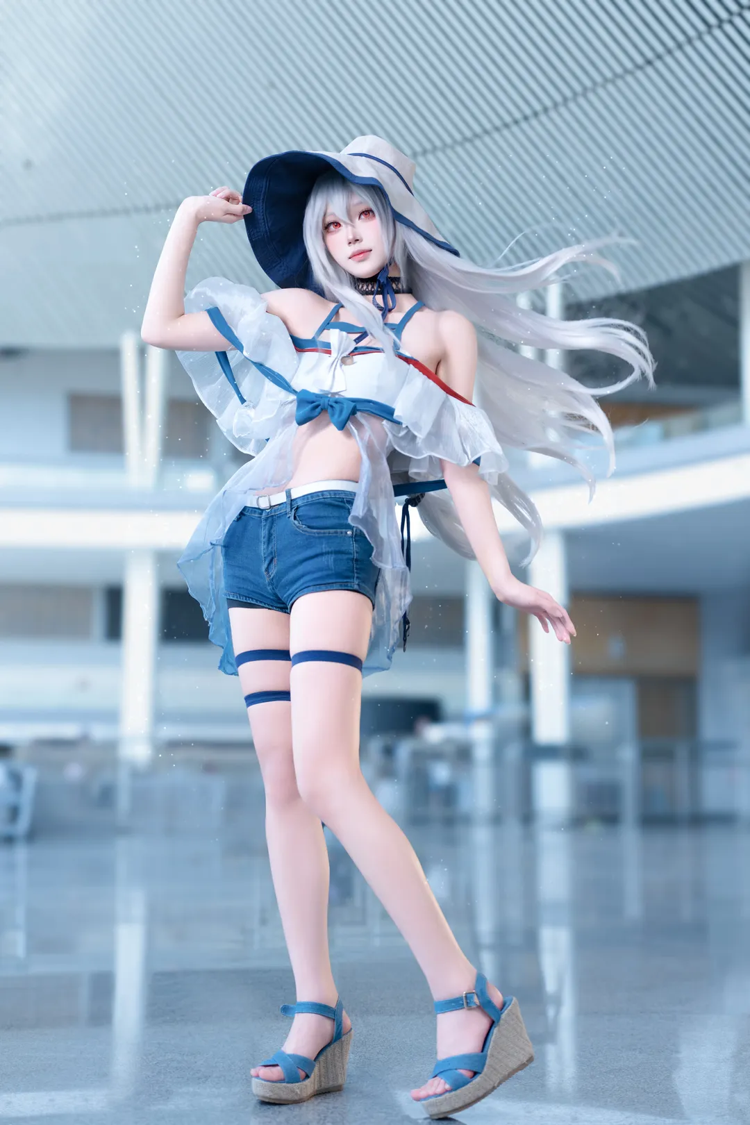 【斯卡蒂cos】成都世界线场照反图，蓝白配色与红色鲸鱼道具的夏日碰撞 - 第 3 张