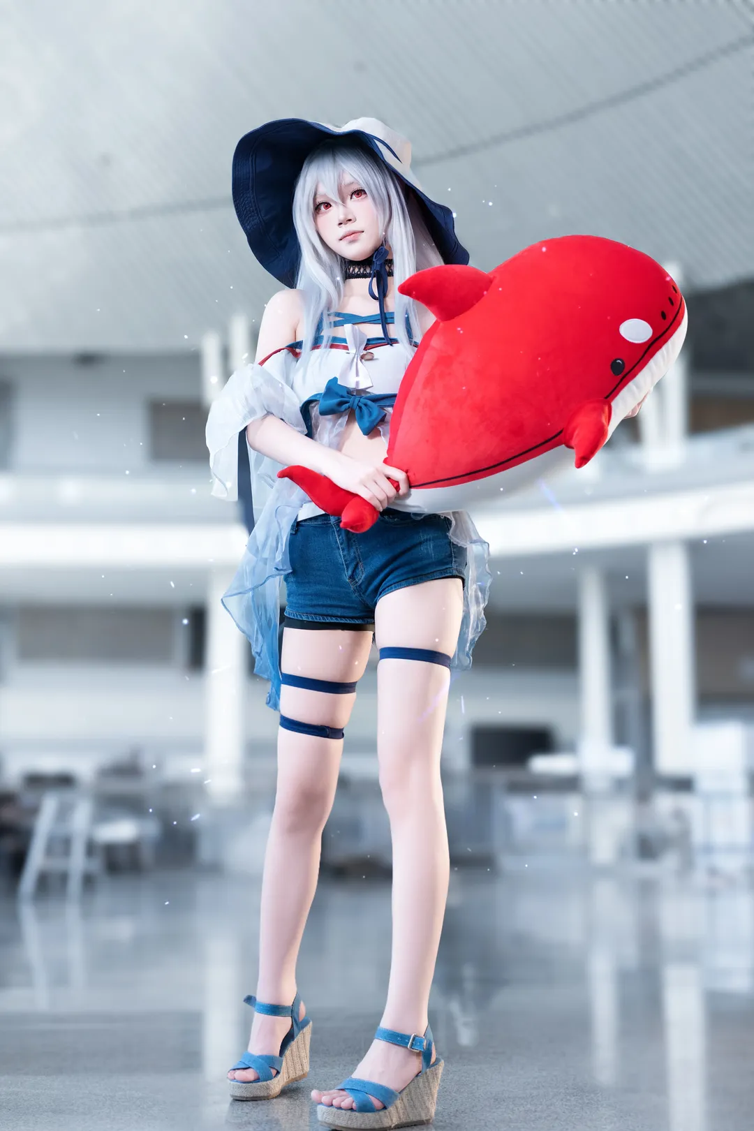 【斯卡蒂cos】成都世界线场照反图，蓝白配色与红色鲸鱼道具的夏日碰撞 - 第 4 张