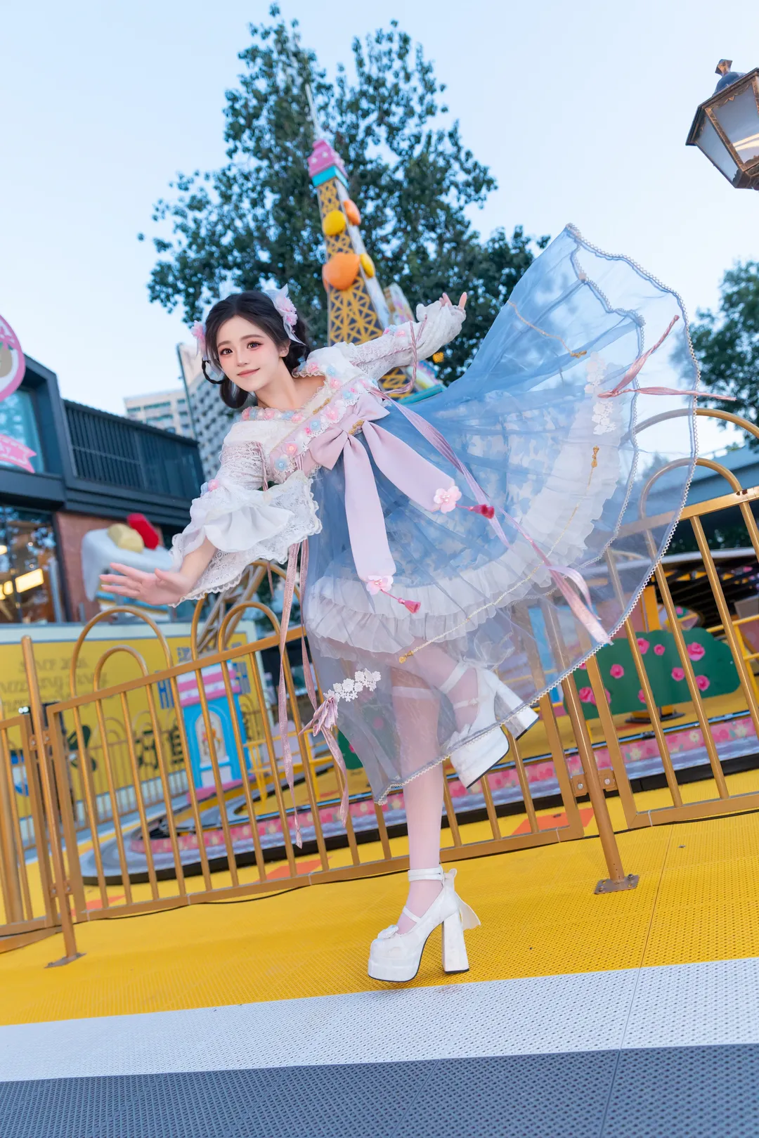 遊樂園裡的洛麗塔少女，旋轉跳躍的夢幻瞬間 - 第 2 張