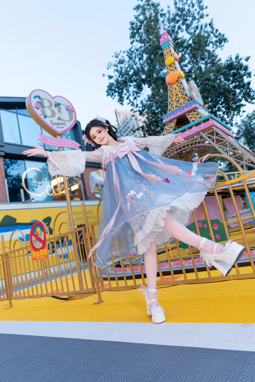 遊樂園裡的洛麗塔少女，旋轉跳躍的夢幻瞬間 - 第 3 張