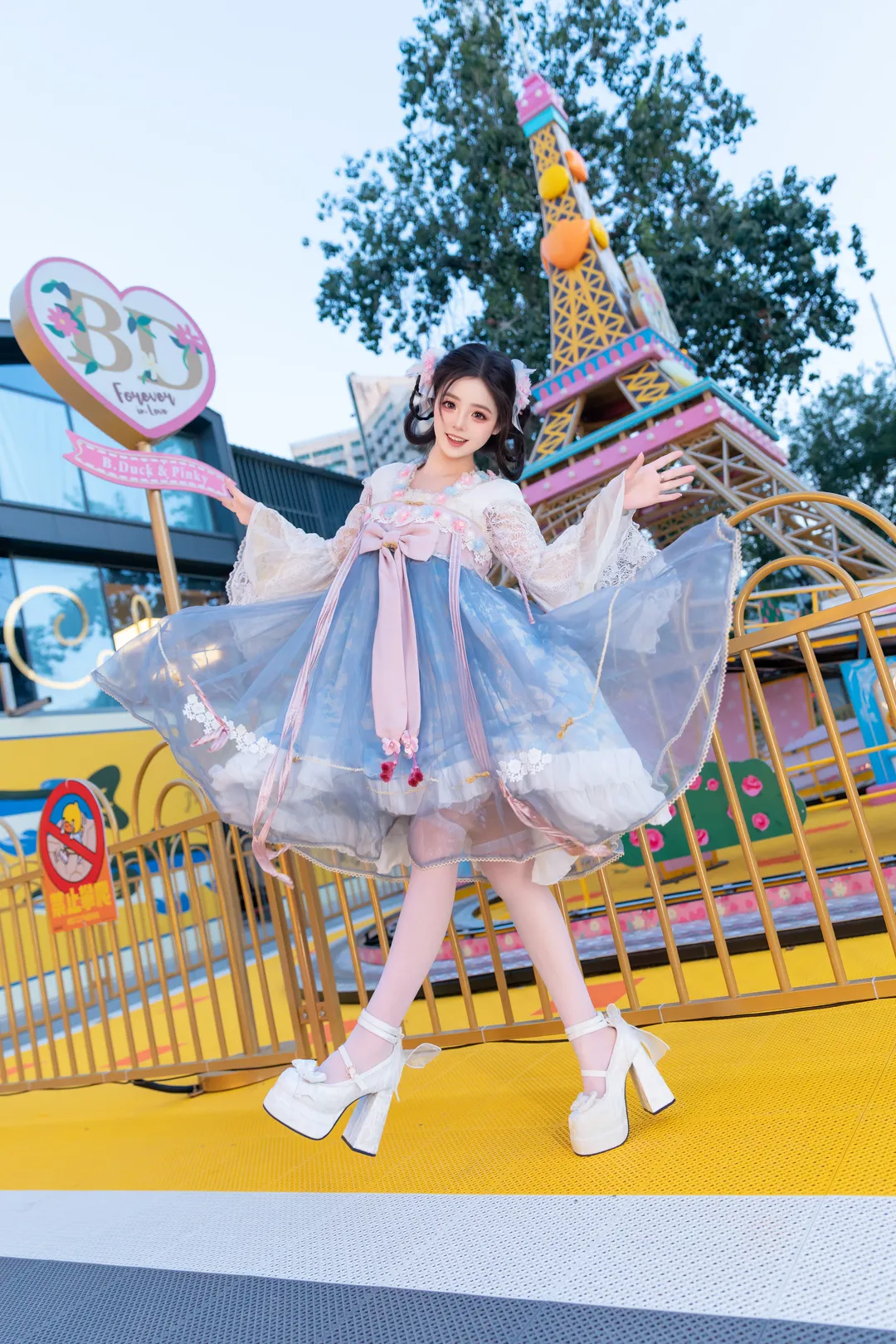 遊樂園裡的洛麗塔少女，旋轉跳躍的夢幻瞬間 - 第 4 張