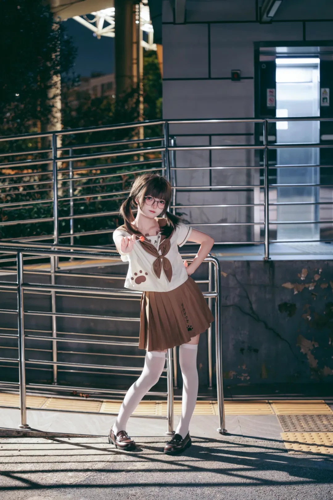 雨夜天桥的JK制服写真记录 - 第 2 张