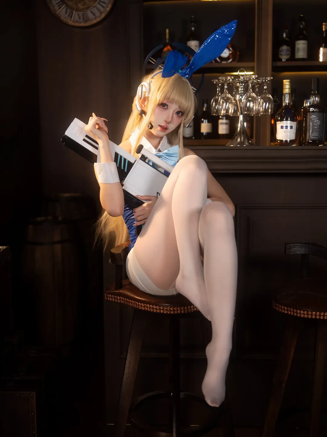 【飛鳥馬時cos】在復古酒吧裡的亮面兔女郎 - 第 1 張